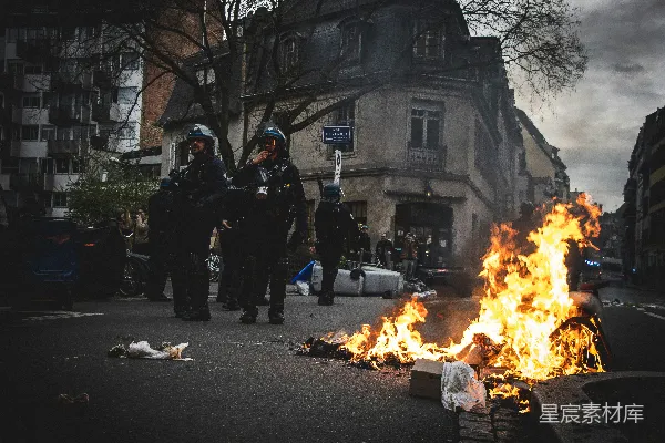高清摄影 城市冲突：警察与火焰