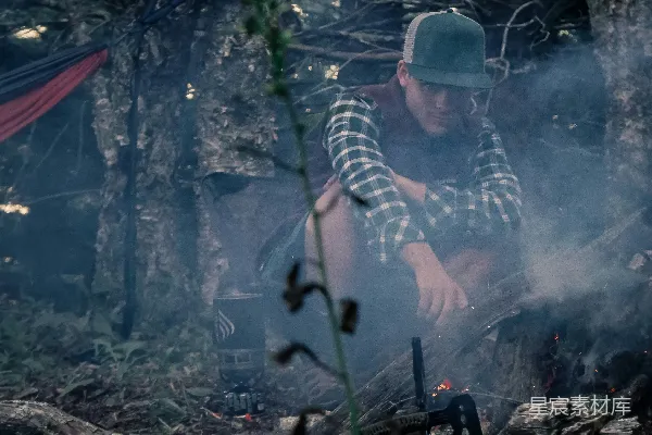 高清摄影 篝火旁的宁静时光