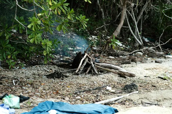 高清摄影 海滩上的烟雾与垃圾