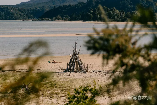 高清摄影 河边的小木屋与宁静的湖景