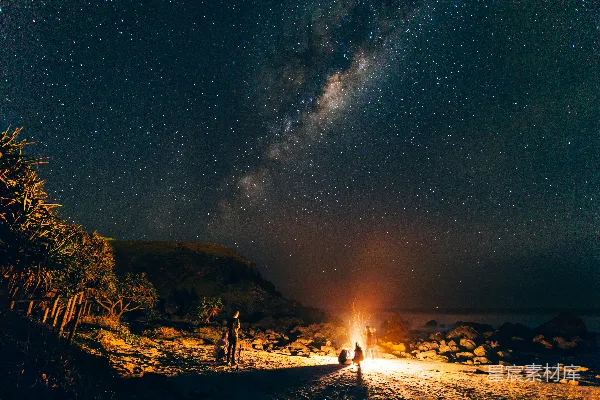 高清摄影 夜晚海滩上的星空与篝火