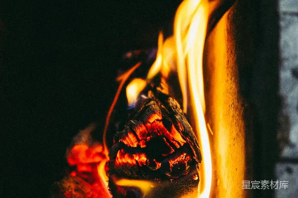 高清摄影 炉火中的温暖与燃烧