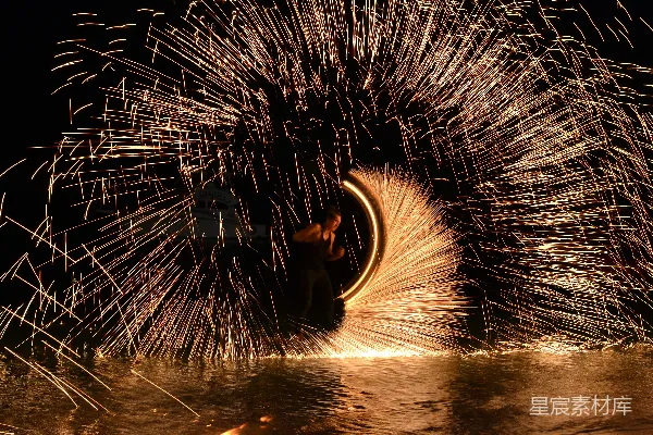 高清摄影 夜空下的火花舞者