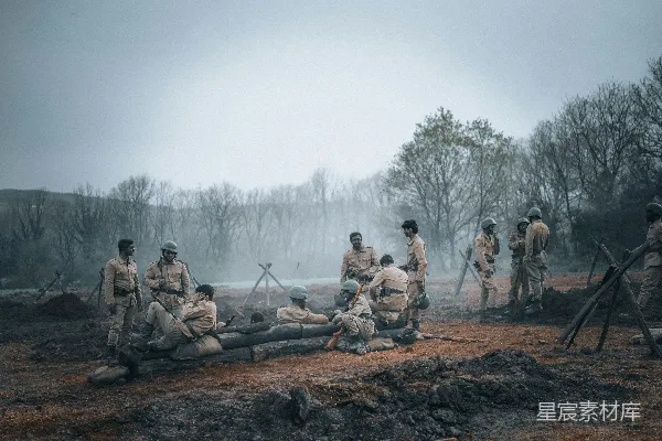 高清摄影 战地休憩：士兵们在战场上的宁静时刻