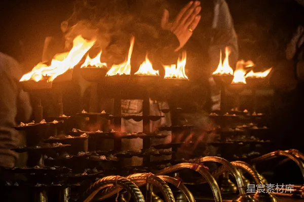 高清摄影 宗教仪式中的香火与祈祷
