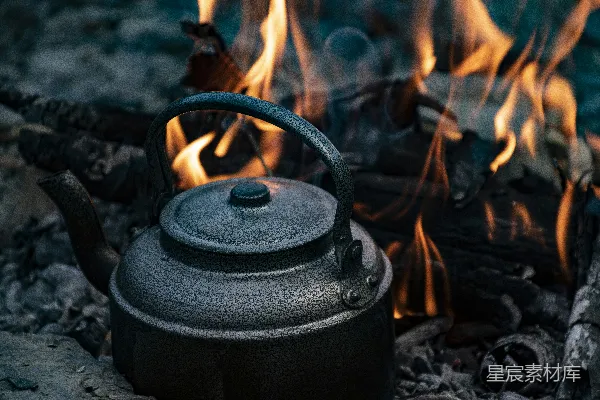 高清摄影 篝火上的茶壶