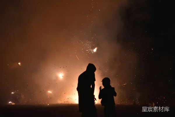 高清摄影 夜空下的烟花与剪影