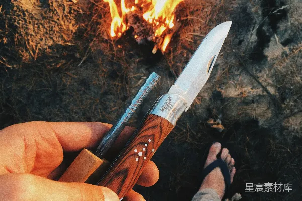 高清摄影 篝火旁的木柄刀