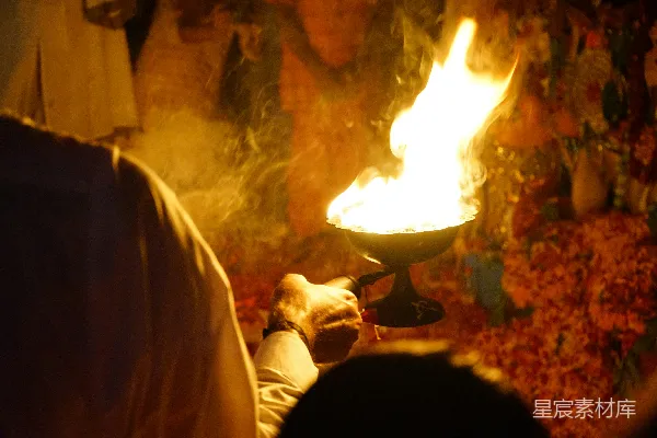 高清摄影 寺庙中的香火祈福