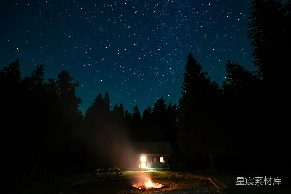 高清摄影 夜幕下的小屋与篝火