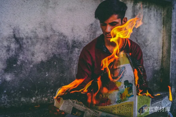 高清摄影 燃烧的书页与沉思的少年