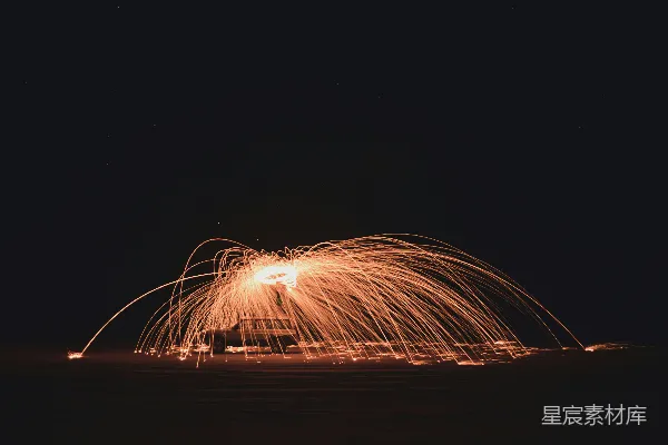 高清摄影 夜空下的火花艺术