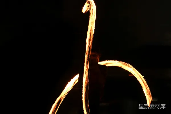 高清摄影 火焰艺术表演：动态的舞者与火焰