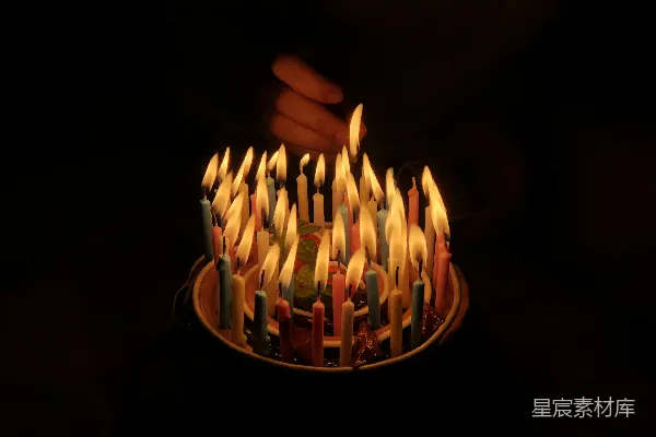 高清摄影 烛光中的生日蛋糕