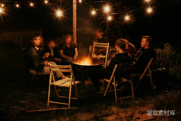 高清摄影 夜晚篝火旁的温馨聚会