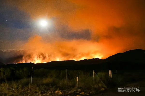 高清摄影 夜空下的山火
