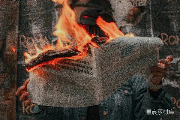 高清摄影 燃烧的报纸：街头抗议的象征