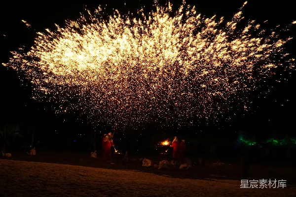 高清摄影 璀璨火花夜空下的表演