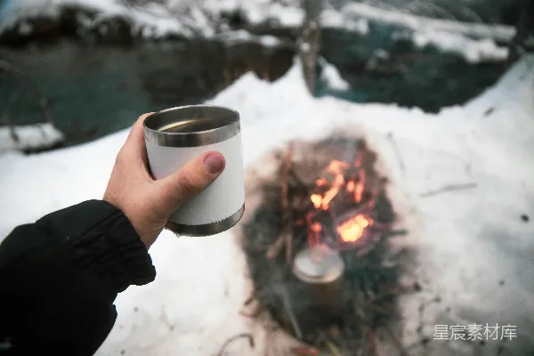 高清摄影 雪地篝火与热饮