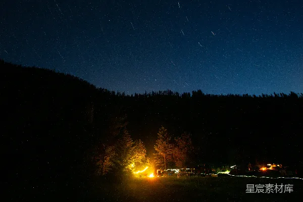 高清摄影 篝火夜景下的星空