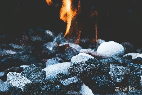 高清摄影 火焰与石堆的对比