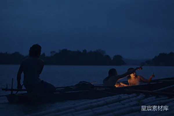高清摄影 夜幕下的湖边对话