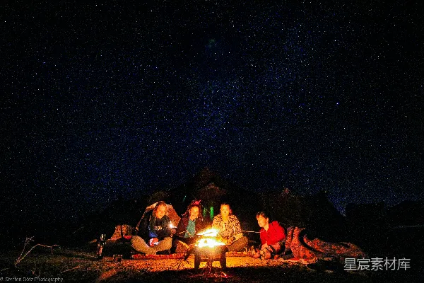 高清摄影 篝火下的夜晚露营