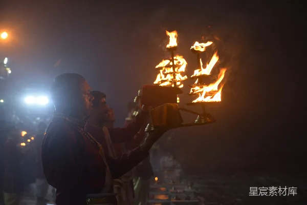 高清摄影 祭祀仪式上的火光