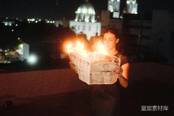 高清摄影 夜读：燃烧的报纸