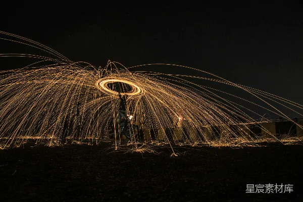 高清摄影 夜空下的火花艺术