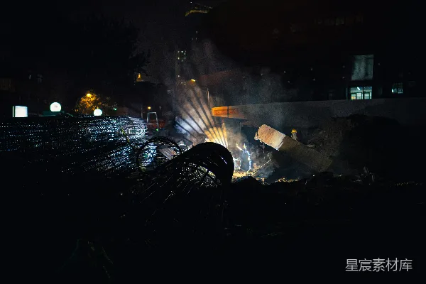 高清摄影 夜幕下的工地焊接
