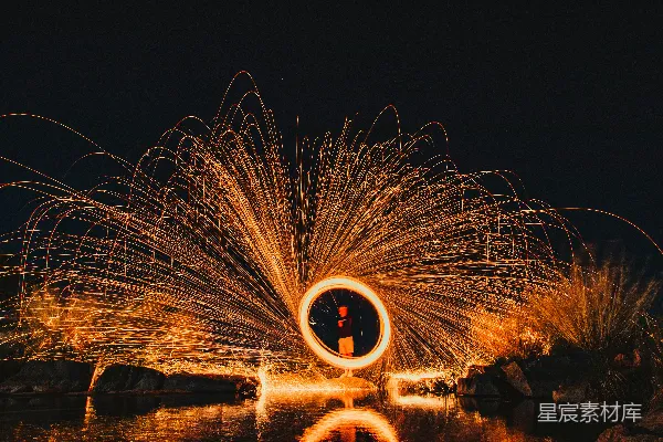 高清摄影 夜空下的烟花与人影