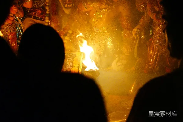 高清摄影 宗教仪式中的火焰与神像