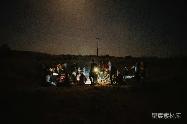 高清摄影 夜晚篝火旁的户外聚会