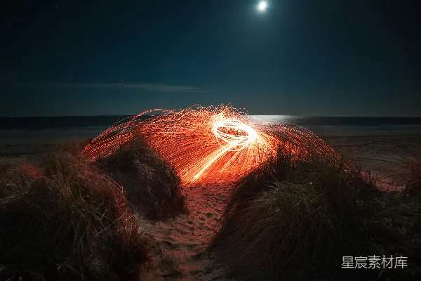 高清摄影 夜空下的月光与烟花
