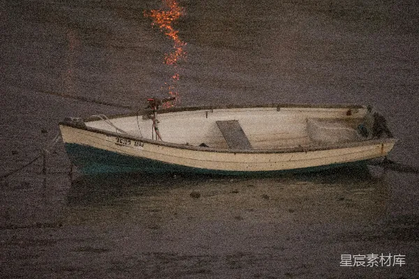 高清摄影 夕阳下的小船