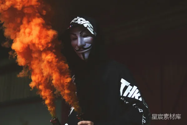 高清摄影 匿名者：烟雾弥漫的街头战士