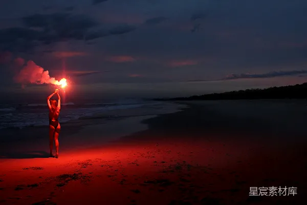 高清摄影 海滩上的夜色与火光