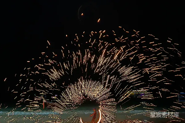 高清摄影 海滩上的火花表演