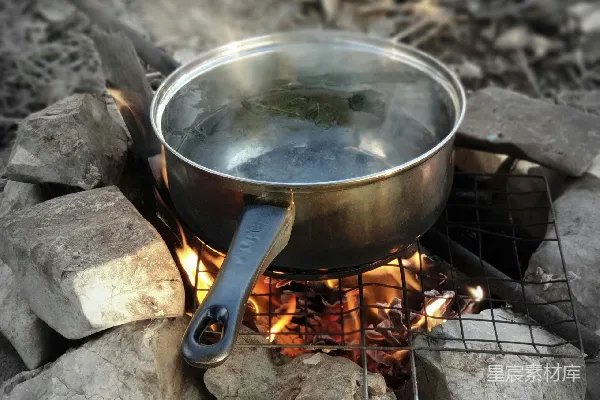 高清摄影 户外野炊：岩石上的篝火