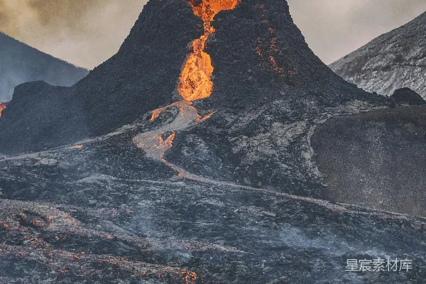 高清摄影 火山爆发与摄影师