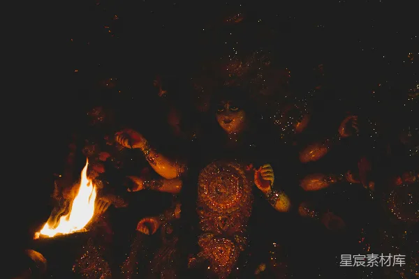 高清摄影 印度宗教仪式中的火光与女神雕像