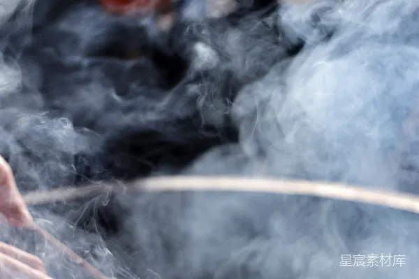 高清摄影 烟雾缭绕的篝火场景