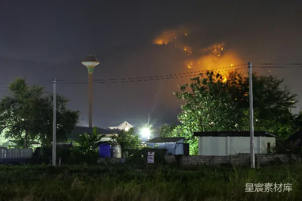 高清摄影 夜幕下的村庄火灾