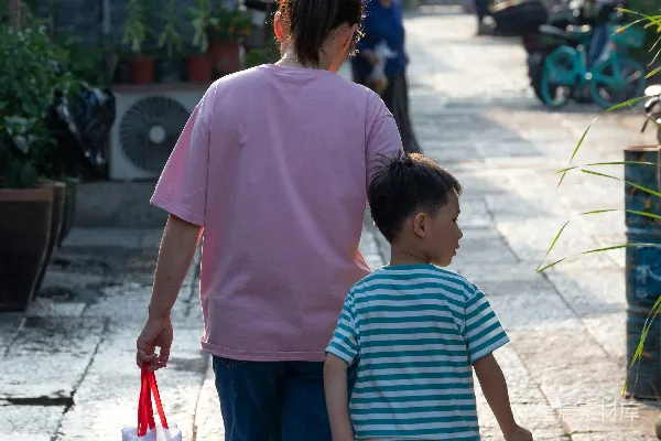 高清摄影 母子同行的温馨时刻