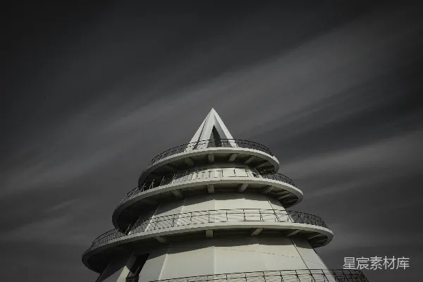 高清摄影 云层下的尖塔