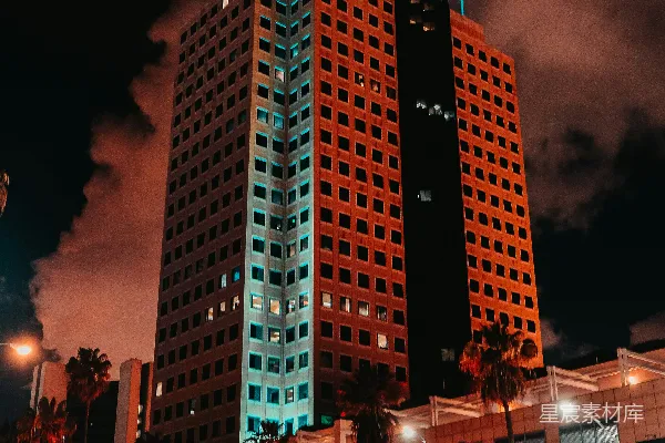 高清摄影 城市夜景中的行人与摩天大楼