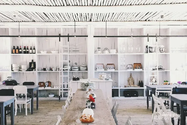 高清摄影 简约白色木屋餐厅