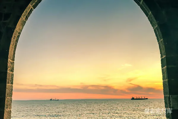 高清摄影 夕阳透过拱门的海景