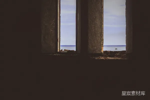 高清摄影 旧窗棂与海景